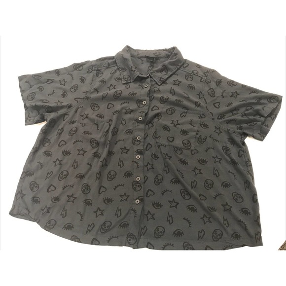 torrid Tops - Torrid Gray Button Up Skulls Heart Star Boxy Crop Halloween Short Sleeve Sz 2 2x